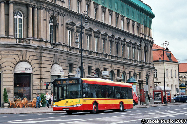 A107
Błyszcząca nówka w centrum miasta. Ulica jeszcze przed remontem, a budynek w tle przed wydłubaniem wnętrza.
Słowa kluczowe: SU12 A107 180 KrakowskiePrzedmieście