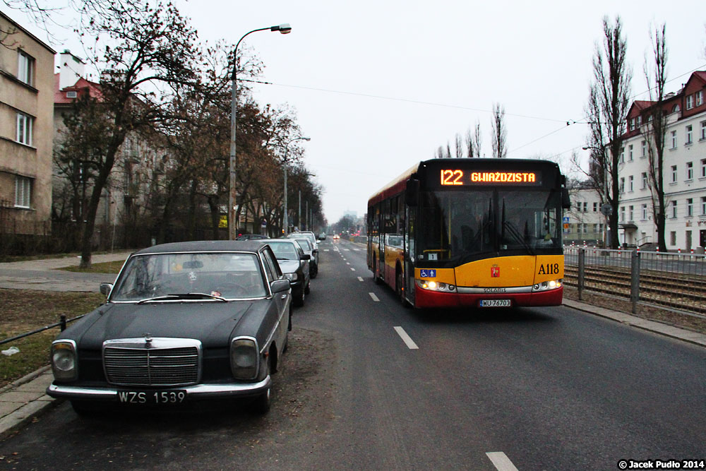 A118
Solaris na linii 122 mknie przez Żoliborz ulicą Mickiewicza mijając fenomenalnego, czarnego Mercedesa W115 produkowanego w latach 1967-1976. Ten świetny klasyk z pionowymi lampami już kilkanaście lat temu był rzadkim okazem - dużo powszechniejsze były nowsze W123 z poziomymi lampami, jeszcze dziś spotykane w ruchu.
Słowa kluczowe: SU12 A118 122 Mickiewicza