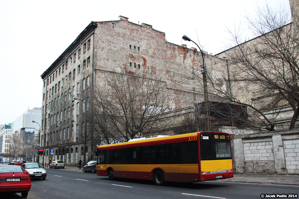 A133
W tle potężna eklektyczna Kamienica Krongolda z 1899 r. Typowy budynek kamienicznika z końca XIX wieku, w Warszawie należącej do Rosji Carskiej. Dobry okres dla budowli trwał do drugiej wojny. Następnie kamienice zasiedlano z przydziału i budynki przez dziesięciolecia ulegały dramatycznej dewastacji. Od 2003 r. obiekt jest niezamieszkały. Podobno można go kupić. Ktoś chętny? Poza kadrem, z prawej strony stoi kolejny opuszczony obiekt.
Słowa kluczowe: SU12 A133 157 Żelazna