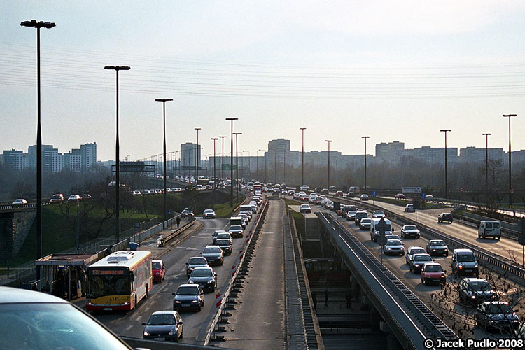 A145
Takie szalone zdjęcie, dobrze widać jak wyglądał węzeł drogowy przed remontem (w dużej cześci wyburzeniem i zbudowaniem od nowa).
Słowa kluczowe: SU12 A145 132 Toruńska