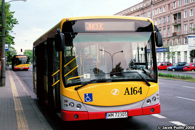 A164
Wśród kierowców autobusów zawsze znalazł się życzliwy MKM, który ustawił coś dla zabawy na wyświetlaczu. Co do samych Jelczy to jako nowe były ładne, ale wibracje od silnika szybko wykańczały konstrukcję.
Słowa kluczowe: M083C A164 Z-5 Krasińskiego