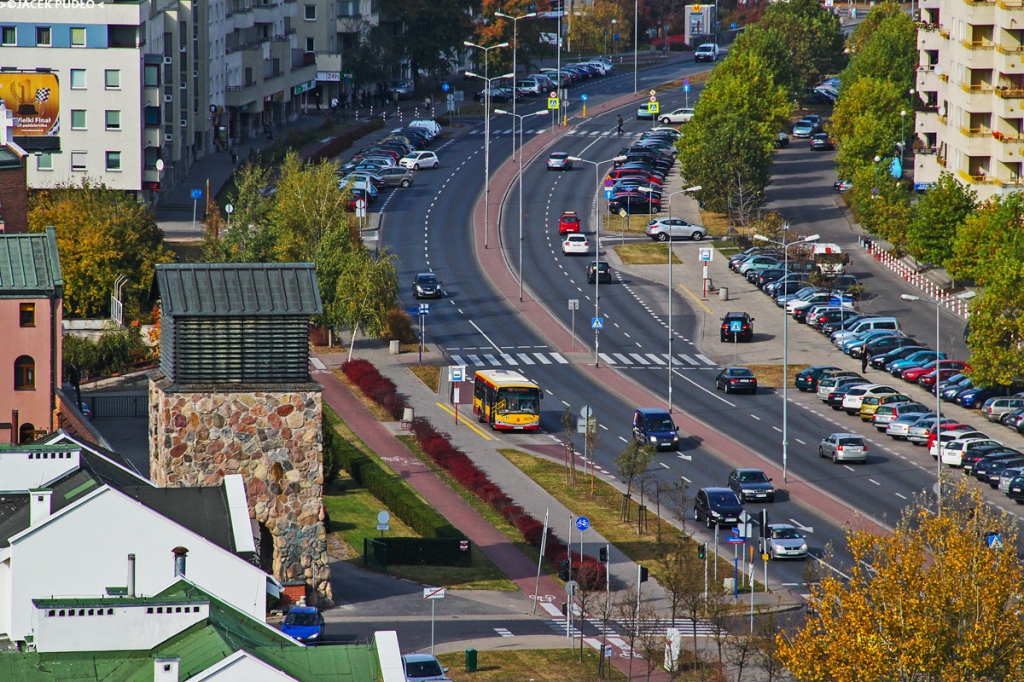 A170
Wibrujący Jelcz na niepozornej ulicy pośrodku Ursynowa. Pod spodem biegnie linia metra, a po prawej i lewej dosyć nowa, pierzejowa zabudowa ulicy zasłania bloki i wieżowce z lat 70. Na tej niepozornej ulicy, na widocznym w tle przejściu na pieszych, miało miejsce kilka wypadków śmiertelnych.
Słowa kluczowe: M083C A170 209 KEN