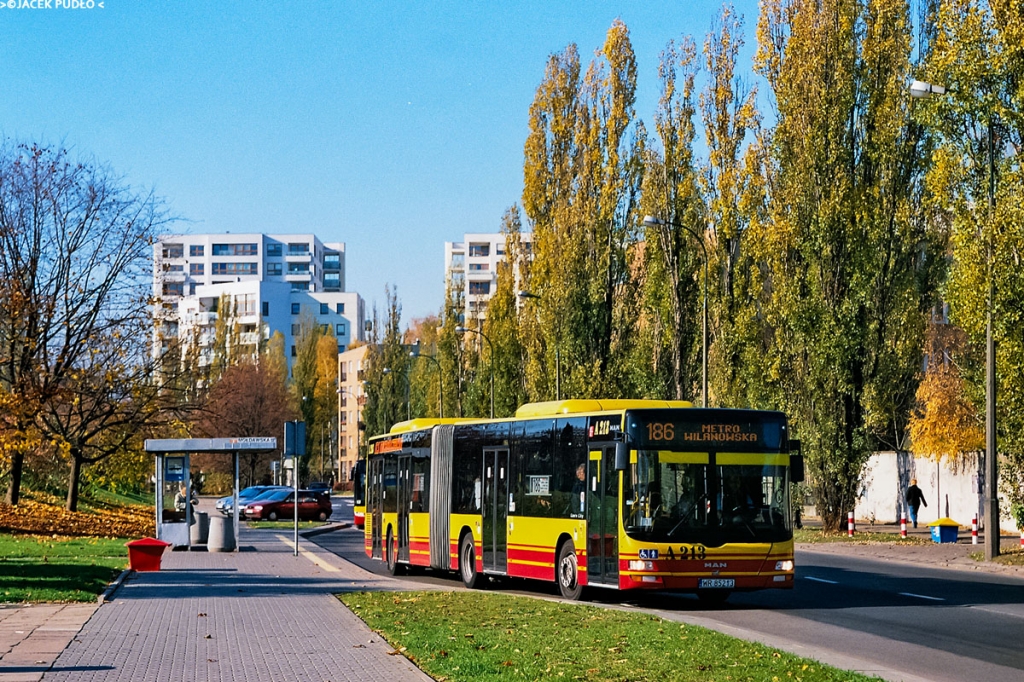 A213
W chwili obecnej z tej ulicy można dojechać tylko na Sadybę lub do centrum. Kiedyś za to było tutaj bardziej dalekosiężne 186.
Słowa kluczowe: LionsCityG A213 186 Korotyńskiego