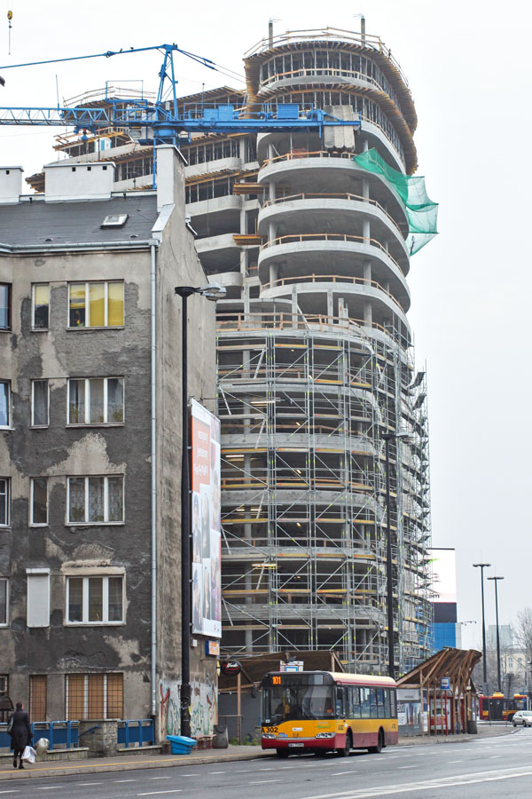 A302
Urbinetto na linii 101. W tle budowa Zebra Tower - był to kolejny duży biurowiec w tej okolicy, zmieniający nieco charakter tego rejonu.
Słowa kluczowe: SU10 A302 101 Waryńskiego