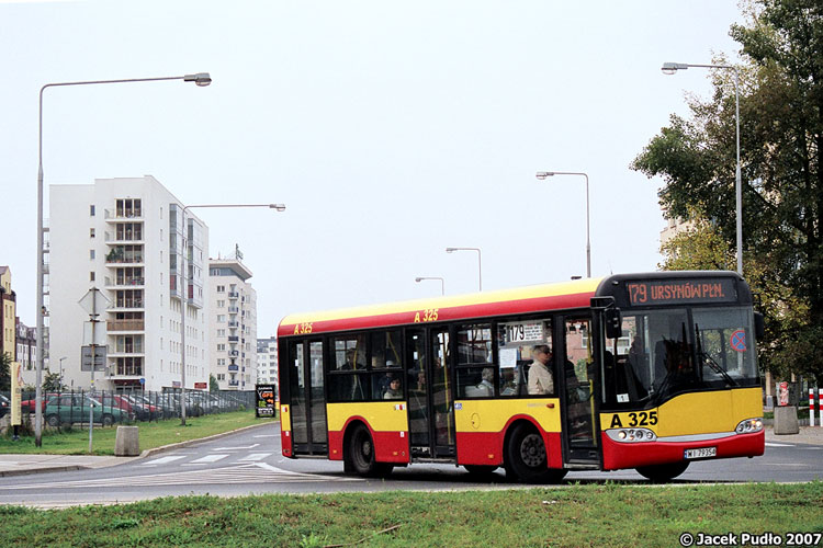 A325
Gdybym zrobił to zdjęcie cyfrówką, pewnie skasowałbym je z aparatu uznając za nieudane. Klisza jednak zachowuje wszystko, nie wybaczając błędów. Na pewno uczyło to specyficznego podejścia do fotografii. Wówczas, 10 lat temu, na 179 jeździły Urbinetto z Mobilisu, co czyni to zdjęcie historycznym. Wczoraj zaś jechałem nowym MANem Lion's City.
Słowa kluczowe: SU10 A325 179 Wąwozowa 2007