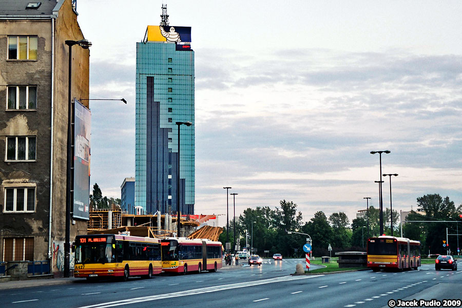 A427
Gdy patrzę na zdjęcia sprzed paru lat bez obecnie stojących wieżowców to jest jakoś tak... łyso.
Słowa kluczowe: NL223 A427 101 Waryńskiego