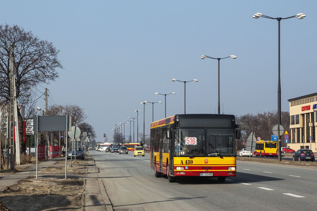 A430
MAN sunie szerokim prawym pasem Modlińskiej. W tym rejonie dominują autobusy.
Słowa kluczowe: NL223 A430 516 Modlińska