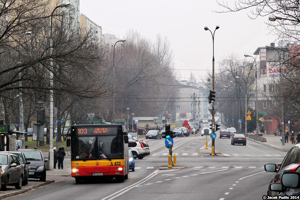 A432
W tych MANach pracuje silnik MAN D0836. W okresie produkcji tego pojazdu MAN stosował w mniejszych silnikach pompy rozdzielaczowe Bosch VP44. To ich zasługą jest specyficzny jęk podczas pracy silnika - w przeciwieństwie do warkotu jaki znamy z Jelczy M121M z silnikiem D0826 i klasyczną pompą rzędową Bosch z EDC.
Słowa kluczowe: NL223 A432 103 Płocka