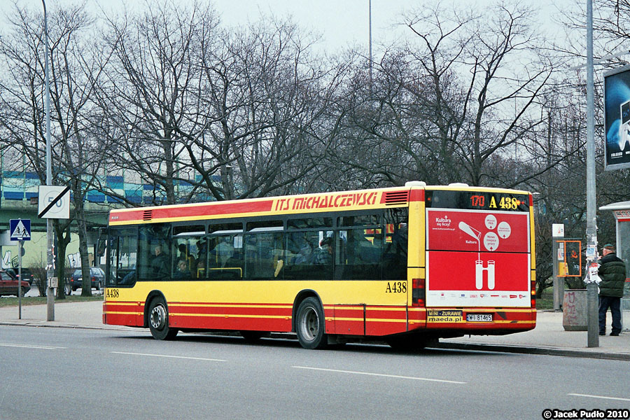 A438
Lubiłem te autobusy. Pamiętam je jak były nowe. Może NL223 nie był najnowocześniejszym modelem w 2004 r., ale czuć było od nich taką nowoczesność i wysoki poziom. Od M121M odróżniała je praca silnika ze specyficznym wyciem - rzędową pompę wtryskową zastąpiła pompa rozdzielaczowa VP44, stosowana częściej raczej w samochodach osobowych niż autobusach.
Słowa kluczowe: NL223 A438 170 Jagiellońska 2010