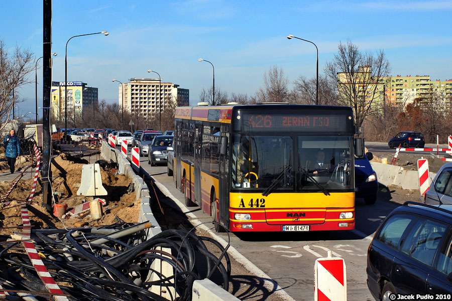 A442
MAN na linii 426 z Żerania na Kupiecką. O dziwo nie widzę daty likwidacji na trasbusie.
Słowa kluczowe: NL223 A442 426 Modlińska