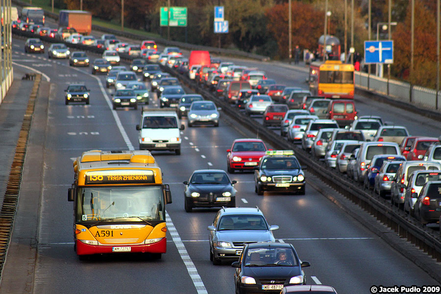 A591
Różnica w zajętości powierzchni - Scania przewozi zapewne więcej pasażerów niż wszystkie widoczne samochody na północnej jezdni.
Słowa kluczowe: Omnicity A591 138 TrasaŁazienkowska