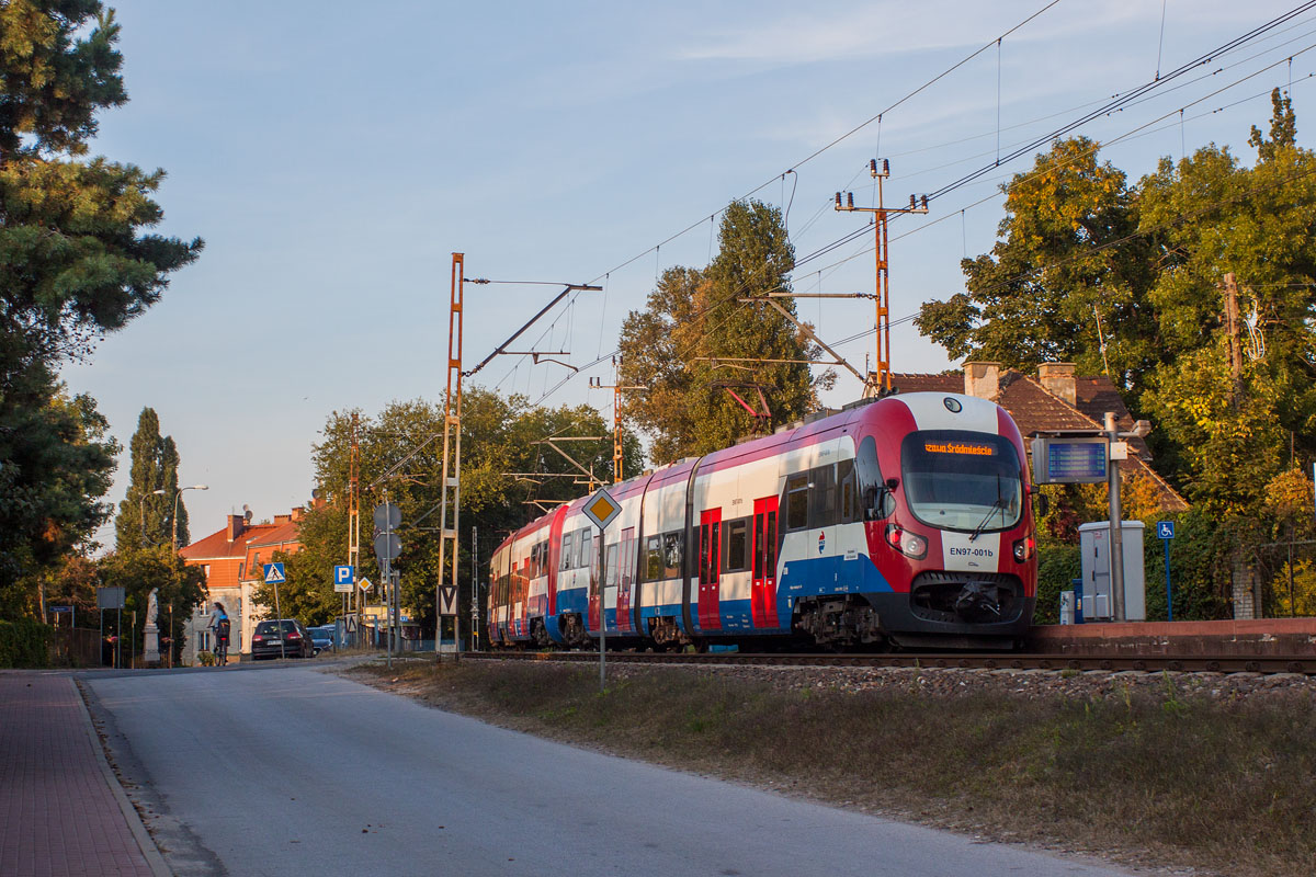 EN97-001
Gdyby nie niefortunne likwidacje z okresu lat 70., to może mielibyśmy dzisiaj podobne do WKD kolejki do Piaseczna, Marek czy Radzymina, niezależne od korków na drogach. Zrekonstruowanie tych tras kosztowałoby obecnie pewnie setki milionów złotych.
Słowa kluczowe: WKD EN97-001 EN97 Tworki