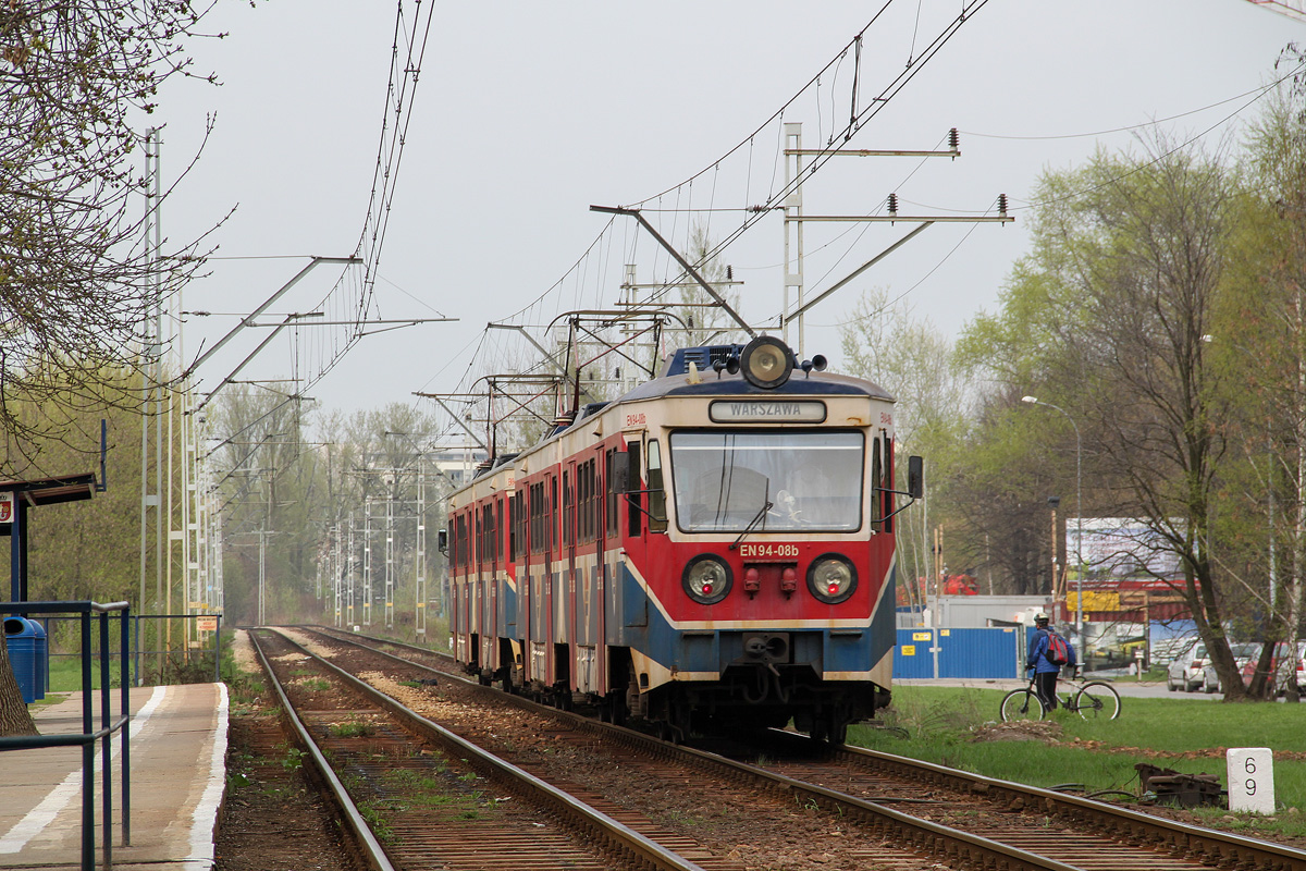 EN94-08
WKD Raków czyli dylemat dla rowerzystów - jechać górą przez wiadukt, gdzie samochody pędzą szybko, czy przenosić rower przez tory WKD?
Słowa kluczowe: EN94-08 WKDRaków