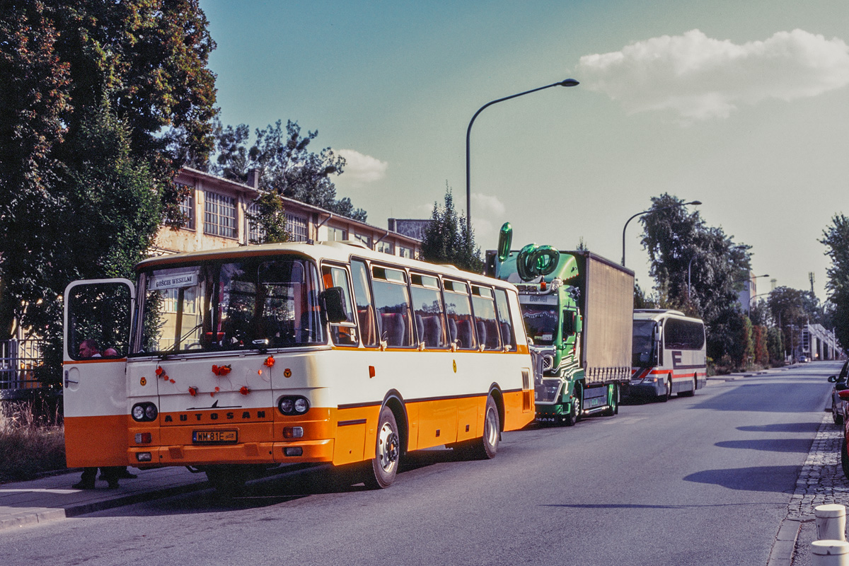 WM81E
Zabytkowy Autosna H9 podczas obsługi ślubu. Nietypowe kolory ze zdjęcia wykonanego pod światło na filmie slajdzie Fuji Velvia 100.
Słowa kluczowe: H9