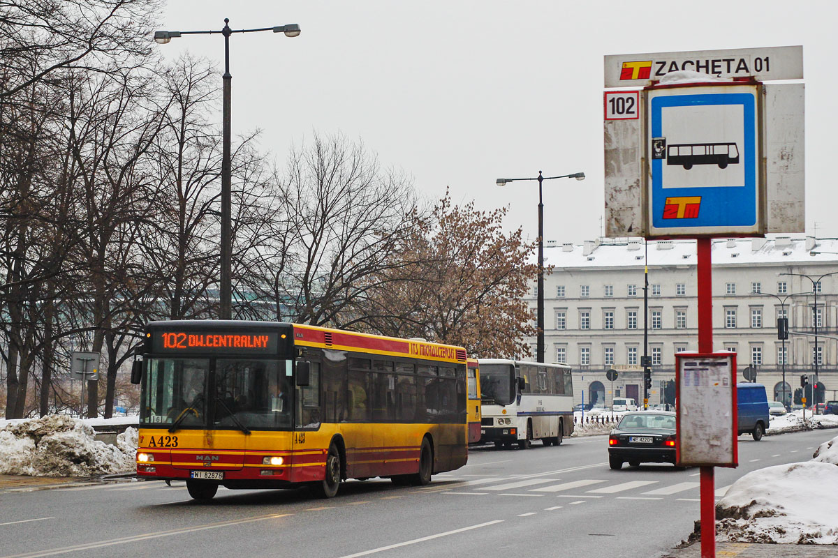 A423
Tych Manów trochę mi brakuje. Charakterystycznie pracował w nich silnik MAN D0836 z rozdzielaczową pompą wtryskową Bosch VP44. To było rozwiązanie stosowane przez MANa przed wprowadzeniem układu Common Rail w mniejszym, 7-litrowym silniku.
Słowa kluczowe: NL223 A423 102 Królewska