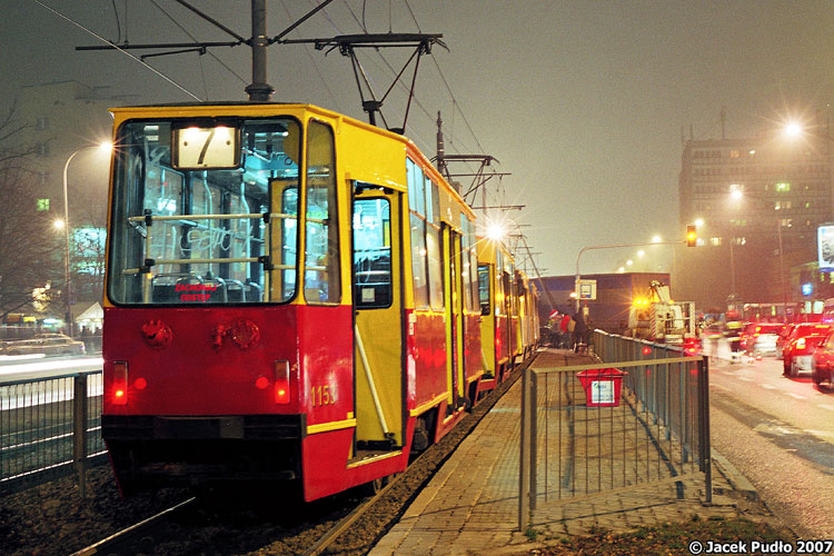 1152+1153
Zatrzymanie po zawadzeniu ciężarówki o słup. Wagonów z numerami na 1100 praktycznie już nie ma, ten skasowano w 2015 roku.
Słowa kluczowe: 105Na 1153 7 Grójecka