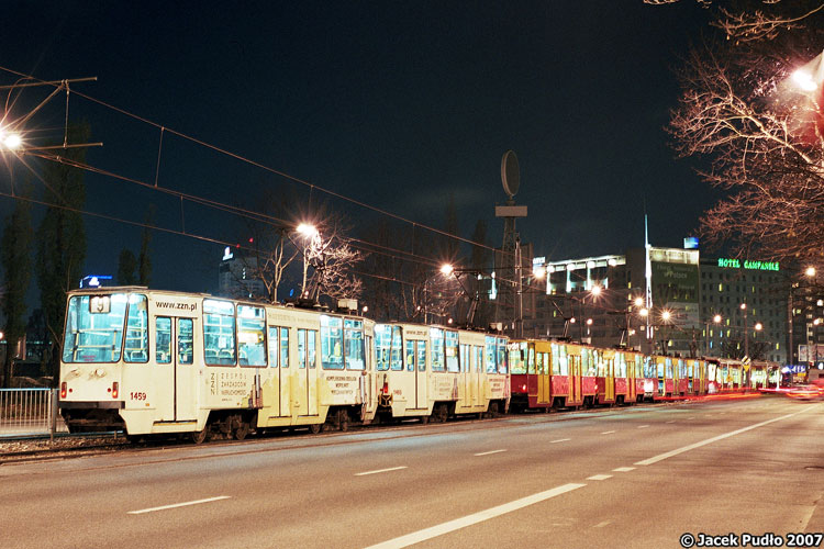 1459
W wyniku różnych zatrzymań na Grójeckiej tworzyły się czasem długie rzędy stopiątek. 
Słowa kluczowe: 105Na 1459 9 Grójecka