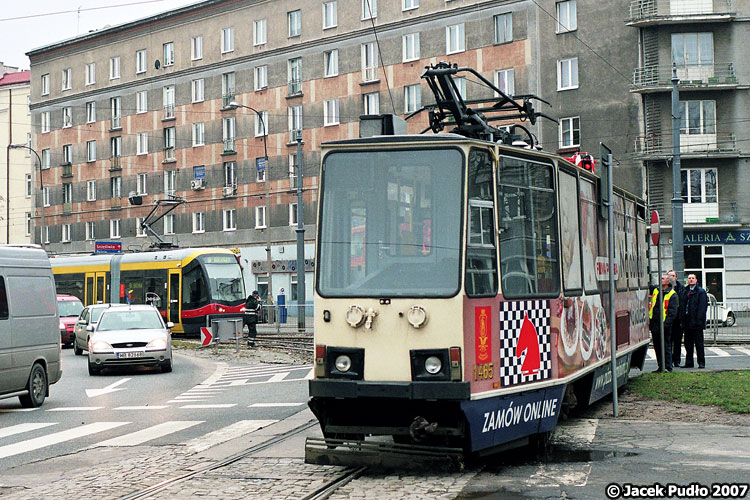 1465
Wykolejony wagon oczekuje na ratunek.
Słowa kluczowe: 105Nm 1465 35 PlacNarutowicza