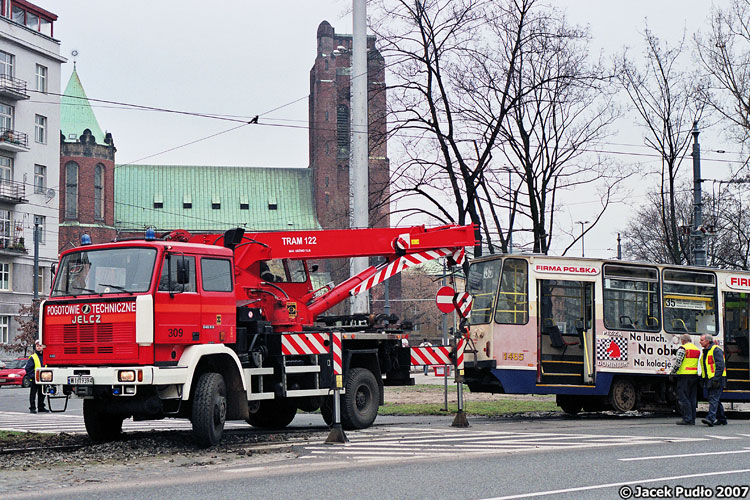 1465
Wkolejanie tramwaju za pomocą żurawia na podwoziu Jelcza.
Słowa kluczowe: 105Nm 1465 35 PlacNarutowicza