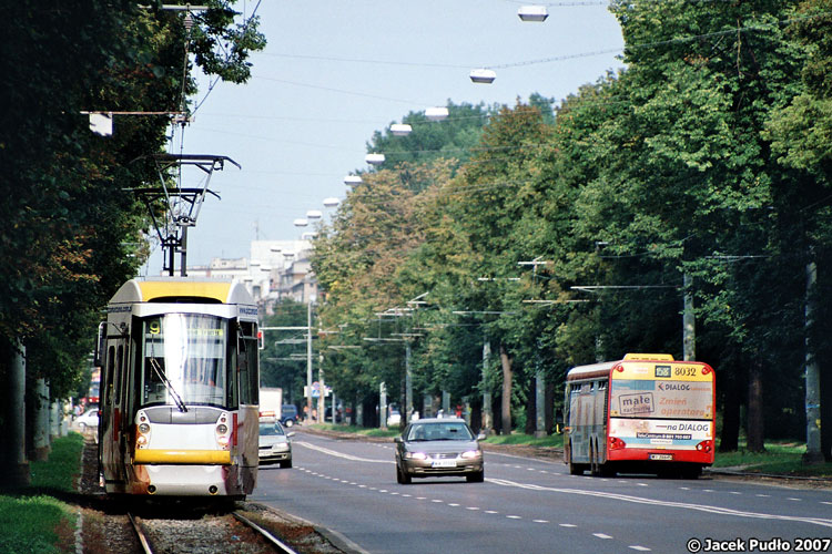 2080
Al. Waszyngtona to ładna aleja ciągnąca się przez Grochów. Chyba jedno z niewielu miejsc, gdzie tory są po obu stronach jezdni. Uniemożliwia to parkowanie wzdłuż jezdni i zwiększa ryzyko kolizji z samochodami osobowymi na wszystkich prawoskrętach.
Słowa kluczowe: 105N2k 2080 9 alWaszyngtona