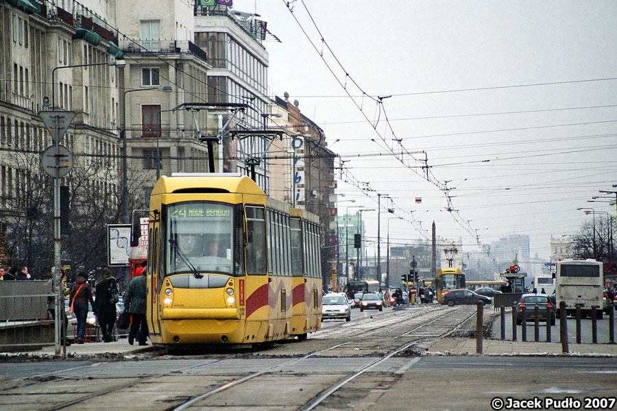 2102
Na zdjęciu Jerozolimskie po staremu.
Słowa kluczowe: 105N2k2000 2102 24 AlejeJerozolimskie