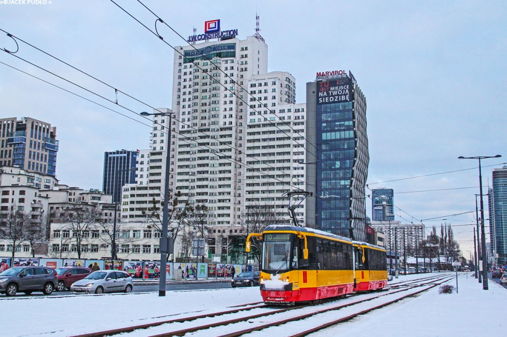 2140
Na pierwszym planie skład przejeżdża przez żeberko służące do zawracania dla linii 11. A w tle mało urodziwy wieżowiec JW Construction z zupełnie nie pasującą naroślą. 
Słowa kluczowe: 123N 2140 10 Prosta