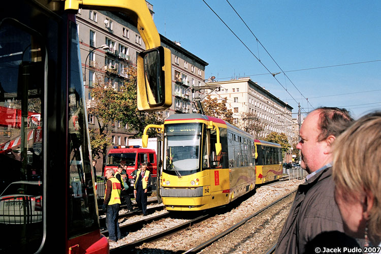 2142
Tramwaj wstawiony na szyny tuż po wykolejeniu.
Słowa kluczowe: 123N 2142 9 Grójecka