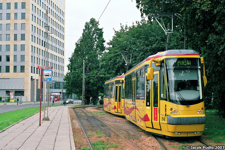 2142
Zakup TW z 2007 r. - nienagannie wykonany, ale wysokopodłogowy tramwaj. Były to ostatnie wagony bez niskiej podłogi. Warto zaznaczyć, iż procedury przetargowe jak i dostawy ciągnęły się w wypadku 123N niemiłosiernie. Jeszcze kilka lat przed tym zakupem TW wciąż bez skutku zaczynały przetargi na wagony niskopodłogowe.
Słowa kluczowe: 123N 2142 19 Puławska