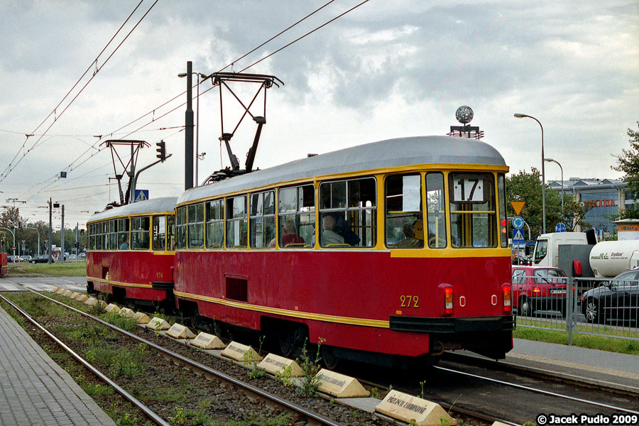 272
Parówka - ach te krągłości... Wagony staromodne, a jednocześnie piękne. Wagon skasowany w 2011 r.
Słowa kluczowe: 13N 272 17 JanaPawłaII