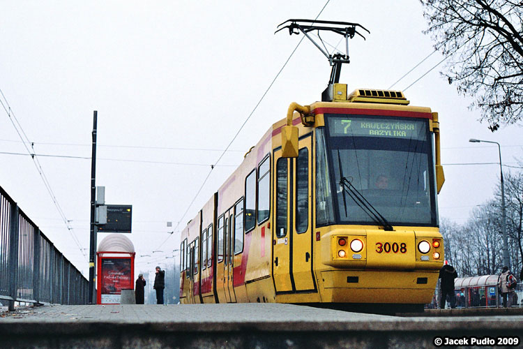 3008
Technologia poniekąd przejściowa. Tramwaj trochę nisko-, trochę wysokopodłogowy. Trochę przestarzały, trochę nowoczesny. Nie taki długi jak Pesa, ale nie taki krótki jak solówka.
Słowa kluczowe: 116Na 3008 7 RondoWaszyngtona