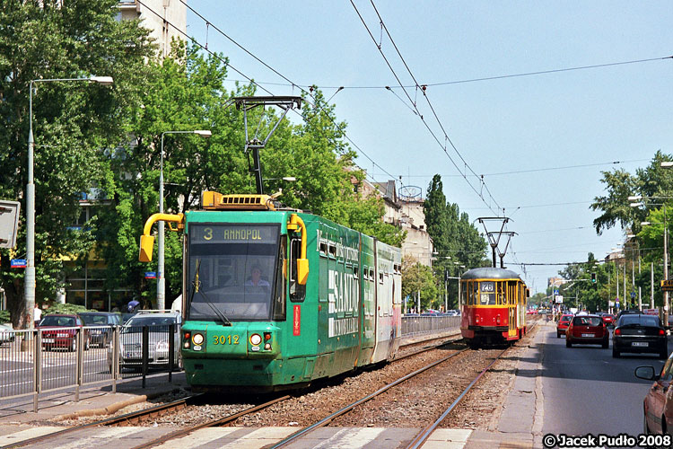 3012
Tramwaj oszpecony reklamą przemierza raczej mniej prestiżową część Pragi.
Słowa kluczowe: 116Na 3012 3 Grochowska