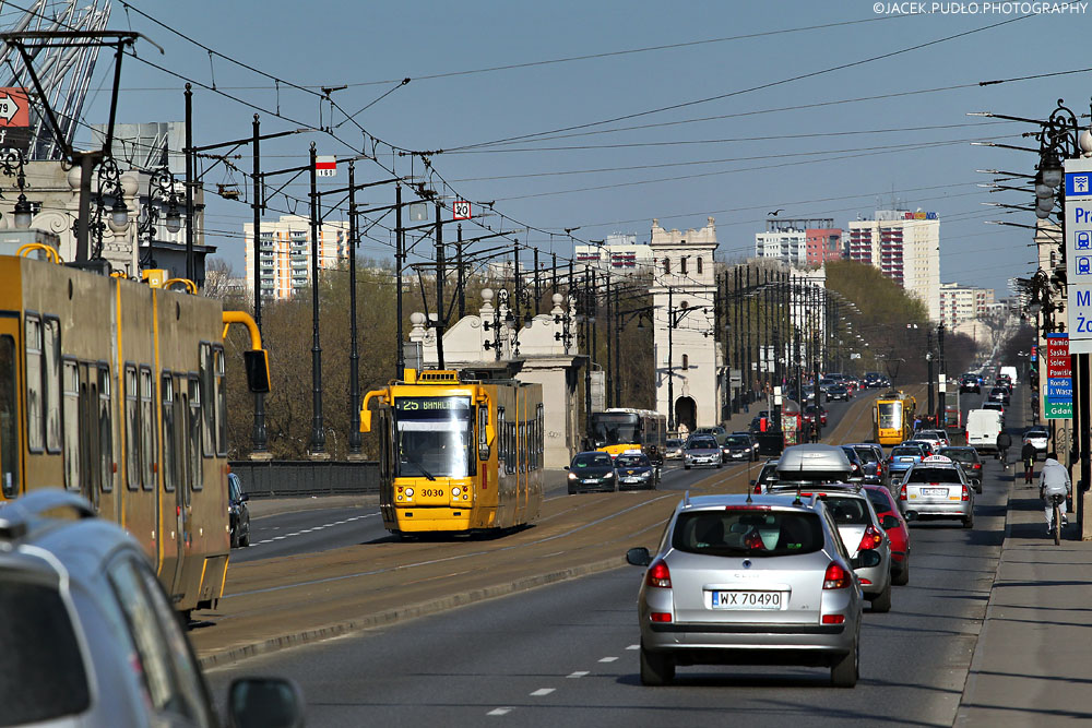 3030
Tramwaj w wielkomiejskim gąszczu. Na wiadukcie Poniatowskiego torowisko z szyną w otulinie nie sprawdziło się. Tramwaj sunie tu z niewielką prędkością - 20 km/h - a i tak wytwarza potężny huk, niosący się po całej konstrukcji. 
Słowa kluczowe: 3030 116Na 3Maja 25