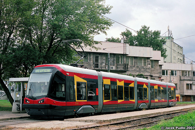 3101
5-członowy, niskopodłogowy, klimatyzowany tramwaj, napędzany 4 silnikami asynchronicznymi - w 2007 r. wreszcie pojawiły się w Warszawie nowoczesne pojazdy szynowe.
Słowa kluczowe: 120N 3101 36 MarymontPotok