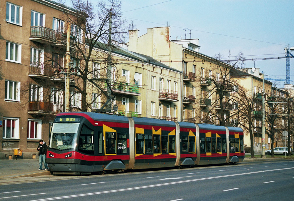 3102
Pamiętam pachnące nowością Pesy z pierwszej serii. Nowy tramwaj poruszał się praktycznie bezszelestnie, a przekładnie były niezwykłe ciche. Wczoraj jechałem pesą z tej serii. Przekładnia huczała prawie tak głośno jak kiedyś w 13N. Pozostając w temacie, nowe Ikarusy 280.26 też podobno były ciche i nie wyły donośnie.
Słowa kluczowe: 120N 3102 9 Waszyngtona 2008