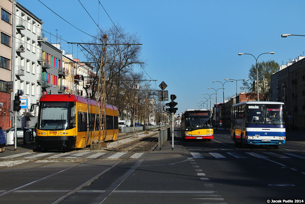 3188
Tramwaj, autobus i pekaes spotkały się na Grochowskiej. Niestety, to że stoją blisko wcale nie oznacza, że łatwo się przesiąść z jednego do drugiego (drzwi do drzwi).
Słowa kluczowe: TW 3188 120Na 8339 SU18 Grochowska 2014