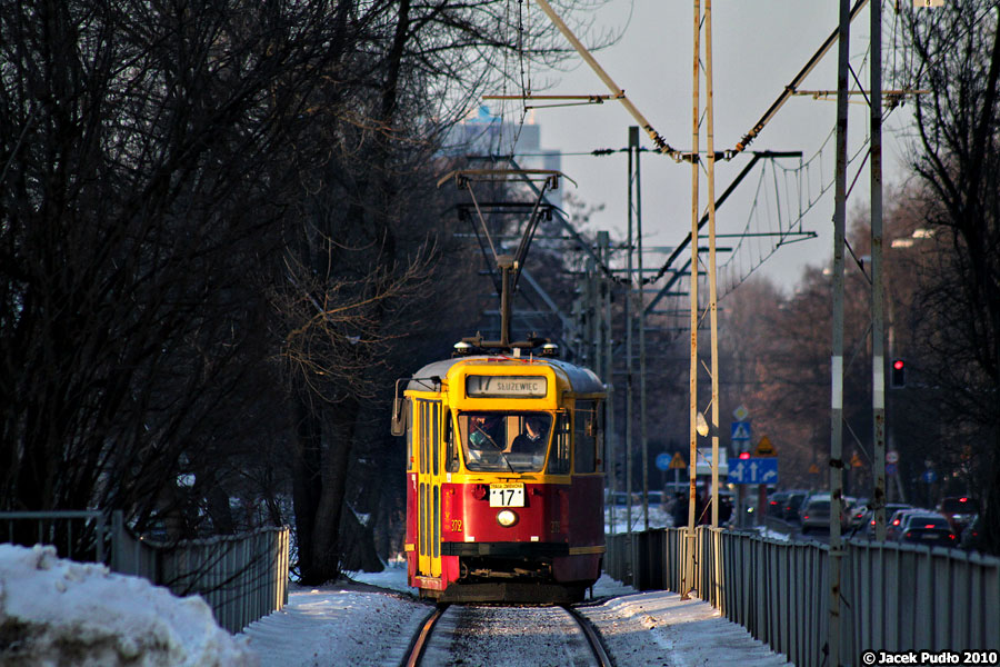 372
Ostatnie promienie styczniowego słońca. Tramwaj skasowano w roku wykonania zdjęcia.
Słowa kluczowe: 13N 372 17 Boboli