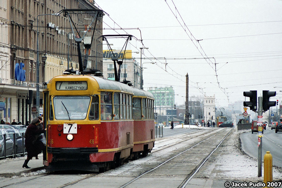 436
Charakterystyczne, wyjące parówki w krótkim okresie zniknęły z warszawskich ulic. Zdaje się, że ten tramwaj był sporo dynamiczniejszy niż Warszawa 203.
Słowa kluczowe: 13N 436 7 AlejeJerozolimskie