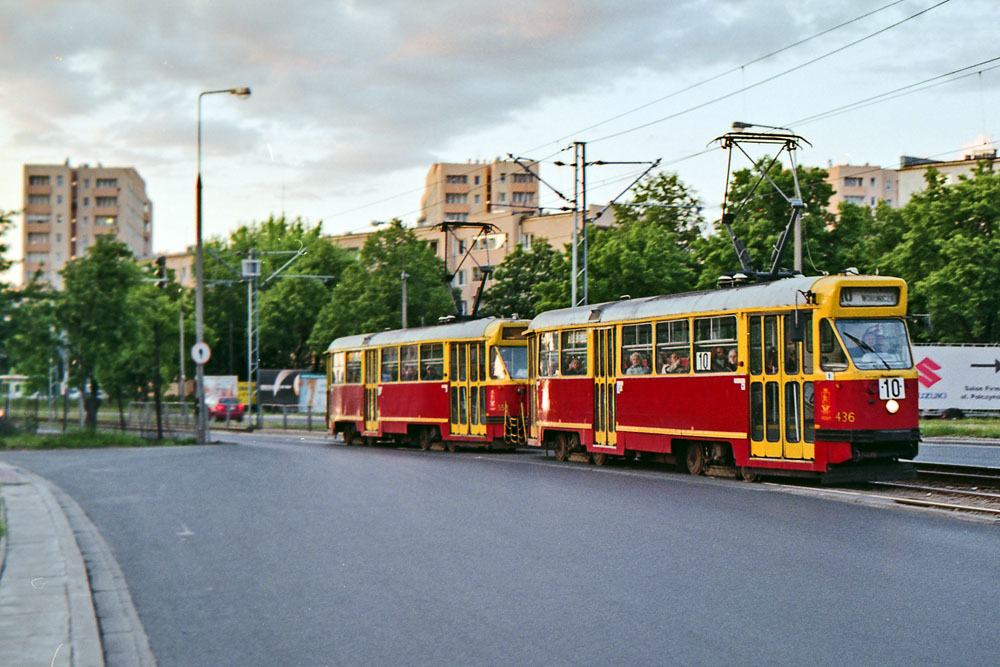 436
Jeden z zapomnianych już chyba absurdów drogowych. Tramwaj mija posesję, która przez lata stała na przeszkodzie ku poszerzeniu ulicy Powstańców Sląskich. Nic chyba jednak nie przebije słupa instalacji ciepłowniczej na środku pasa ulicy Północnej w Lublinie (zlikwidowane ok. 2000 roku).
Słowa kluczowe: 13N 436 10 PowstańcówŚląskich 2009