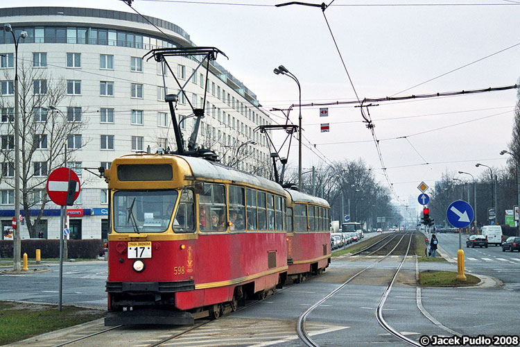 598
Parówka na linii 17. Fajne były te tramwaje, klimatyczne.
Słowa kluczowe: 13N 598 17 Popiełuszki