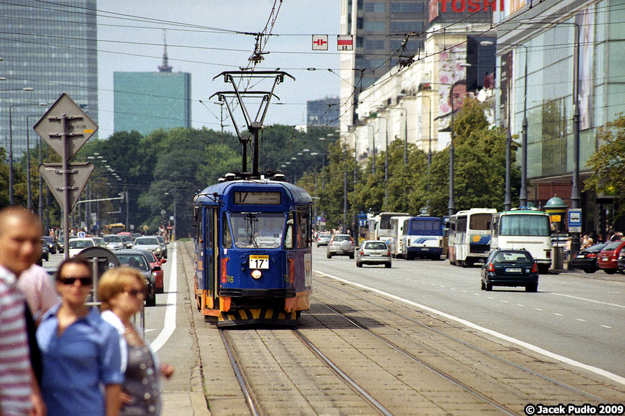 706
Parówka i to w reklamie. Jakbym słyszał ten piekielny jęk przekładni z 13N dojeżdżającego na przystanek. Co by nie mówić ten tramwaj był całkiem szybki - a na pewno w zestawieniu z Warszawami 201 i Syrenkami 101 z tego samego okresu.
Słowa kluczowe: 13N 706 17 Marszałkowska 2009