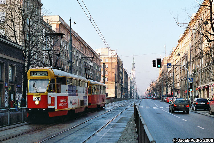 832
Tramwaj z lat 60. przejeżdża przez socrealistyczną dzielnicę.
Słowa kluczowe: 13N 832 36 Marszałkowska