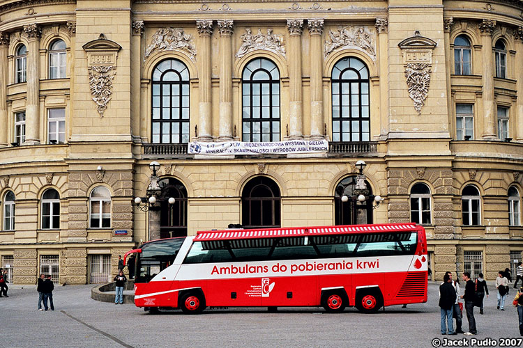 Vacanza
Solaris Vacanza służący do poboru krwi na tle gmachu głównego Politechniki. Ten autobus o nietypowym designie nie odniósł rynkowego sukcesu.
