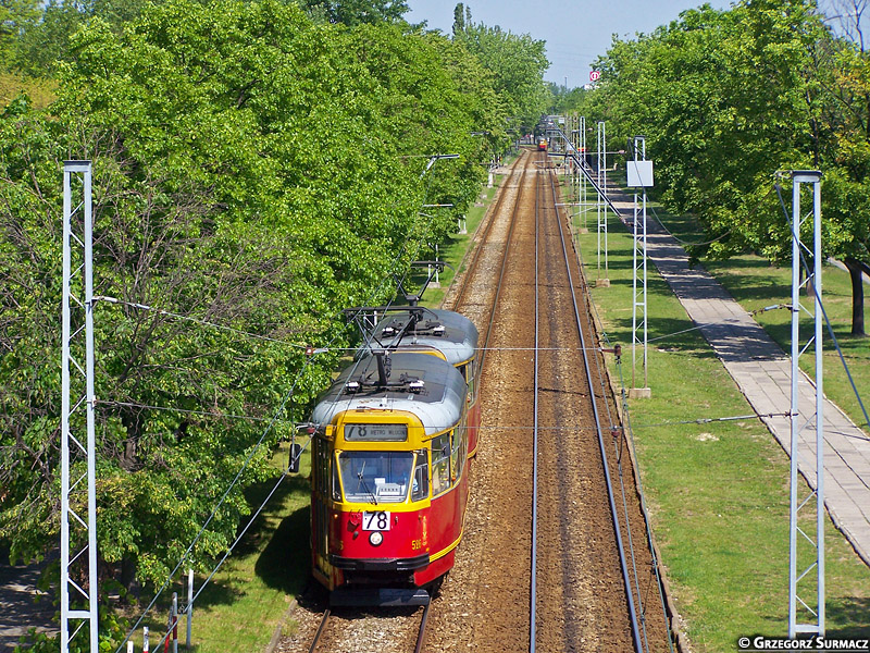 526+491
Parówki na linii zastępczej suną dość klimatyczną i zieloną trasą z Żerania. Tym zdjęciem chciałbym zaprosić na wycieczkę śladami wycieczki. :P A konkretnie śladami mojej wycieczki do Warszawy sprzed 5 lat, podczas której napstrykałem w mieście mnóstwo knotów i teraz pokatuję was wybranymi z nich. :P

Nie jestem pewien czy drugi wagon jest właściwie wpisany, ale mam nadzieję, że tak jest. Posiłkowałem się tą stroną: http://tramwar.republika.pl/tram13n.html. Niestety, notatek wtedy nie prowadziłem.
Słowa kluczowe: 13N 526+491 78 Jagiellońska