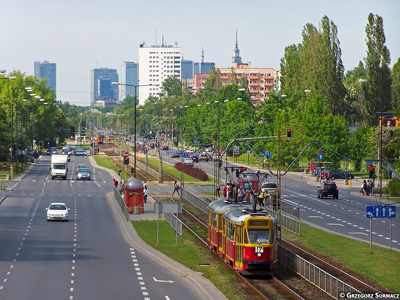 739+752
Stanąłem sobie wtedy na kładce i trzasnąłem masówę z widokiem na Warszafkę. Co chwila jechały jakieś parówy, a niby to nie tak dawno temu było. Teraz pewnie same Swingi i stopiątki się tu kręcą, choć trzeba przyznać, że te pierwsze pasowałyby do widoku w tle.
Słowa kluczowe: 13N 739+752 17 Wołoska