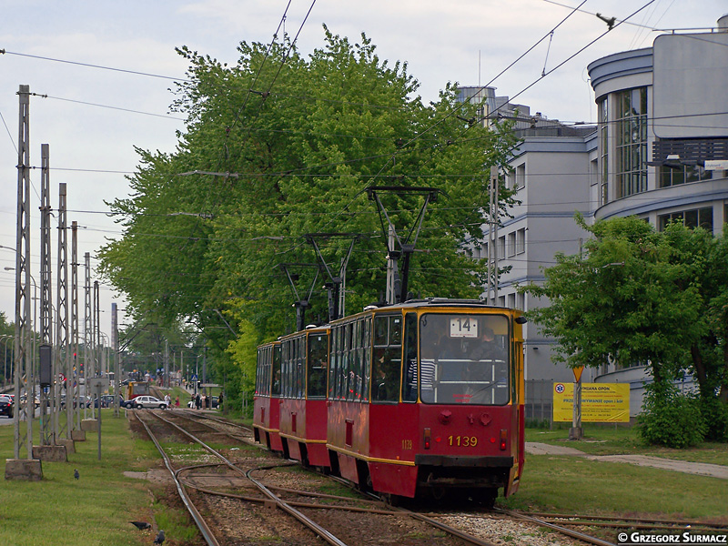 1176+1177+1139
Ależ mi się te potrójniaki wtedy podobały, zwłaszcza że w Szczecinie to już wtedy był duży rarytas! I to jeszcze na trzech patykach... Poza tym, nie spodziewałem się trojaka akurat na Woronicza, nie wiem czemu. Jakoś mi to niestandardowo wyglądało, zwłaszcza że tablica oznajmiała (maczkiem, bo maczkiem, ale zawsze) kurs skrócony do Wilanowskiej.
Słowa kluczowe: 105Na 1176+1177+1139 14 Woronicza 3x105Na