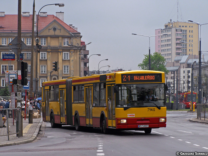 7962
Odkurzacz zrywnie wystartował z przystanku przy Dworcu Wileńskim i podąża do... Dworca Wileńskiego... :D Chyba, że wyświetlacz kłamie, ja się nie orientuję, zwłaszcza że dawno to było. W okolicy zaczynały się już rozmaite wykopki, choć tak wielkiego placu budowy jak w momencie dodawania zdjęcia jeszcze tam wtedy nie było.
Słowa kluczowe: M181 7962 Z-1 dworzecWileński