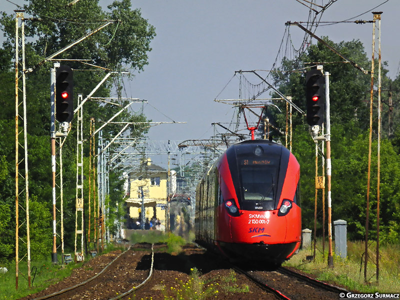 19WE-01
Kolejna obła rakieta SKM, tym razem w postaci EZT 19WE wyprodukowanego przez Newag. Pociąg opuścił właśnie przystanek Warszawa Anin i udaje się w kierunku stacji Warszawa Wawer, która wyróżnia się spośród monotonnych przystanków na tej linii obecnością budynku i dodatkowych torów.
Słowa kluczowe: 19WE 19WE-01 S1 301 Anin