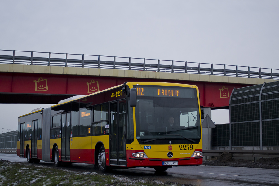 2259
Warszawa, Trasa Toruńska. Mercuś na 112 właśnie wyruszył z nowego przystanku warunkowego Geodezyjna, za chwilę uda się obok fotoradaru w dalszą trasę na Karolin. Wesołych i spokojnych Świąt dla wszystkich odwiedzających i tworzących Omni-Bus'a.
Słowa kluczowe: ConectoG 2259 112 Toruńska