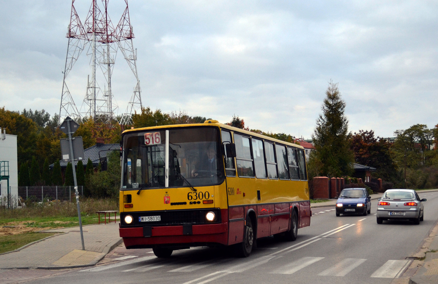 6300
Warszawa, ul. Odkryta. Ikarusów w mieście coraz mniej, a ja codziennie przejeżdżając dziesiątki km wzdłuż i wszerz Warszawy tylko oglądam się czy jakiś jest na horyzoncie.  :-(  W tle widoczny najwyższy słup linii energetycznej w Polsce.
Słowa kluczowe: IK260 6300 516 Odkryta