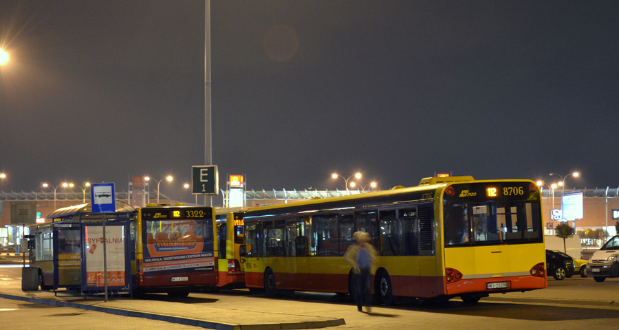 8706
Warszawa, CH Marki. To zdjęcie przedstawia natężenie wozów jakie czasem się zdarza na tej pętli, na zdjęciu widoczne pojazdy to 3415, 3322 i 8706. Niestety jakaś pani musiała wybrać drogę pomiędzy autobusami w trakcie robienia zdjęcia i stąd to ufo ;-). Patrząc na Mana 3322 przychodzi mi na myśl tylko jedna myśl, "chciałbym być jak nowe Many", tył rodem z 34xx. Z tego co zaglądałem do środka to wóz jest bardzo zadbany, nawet w kabinie ma pokrowiec na siedzenie kierowcy z wyhaftowanym napisem MAN.
Słowa kluczowe: SU15 8706 3322 112 CHMarki